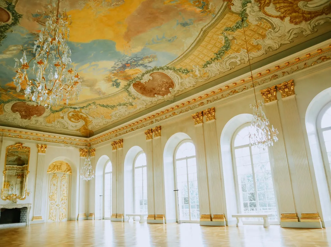 Elegantní sál Grand s křišťálovými lustry a připravenou banketovou výzdobou