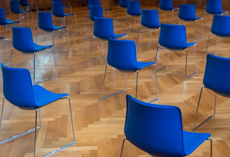 Moderní konferenční sál s elegantními židlemi